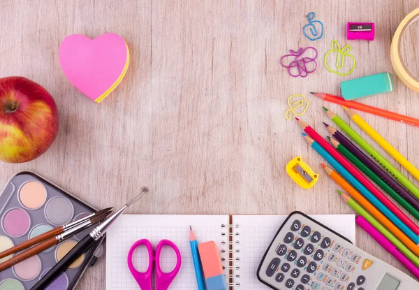 Schoolbenodigdheden op houten bureau — Stockfoto