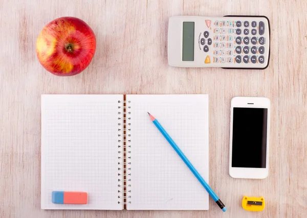 Schoolbenodigdheden op houten bureau — Stockfoto