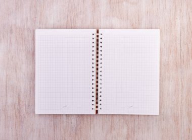 ahşap masa üstünde defter açmak