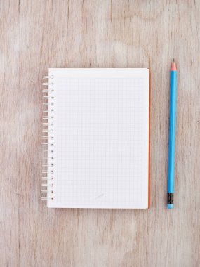 Defter kalem üstünde okul sırası ile
