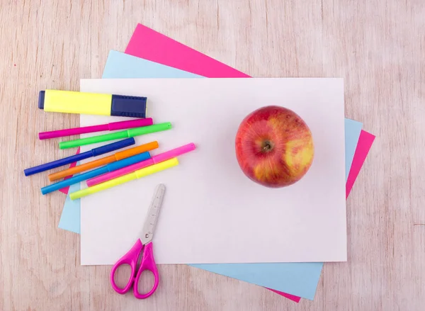 Schoolbenodigdheden op Bureau — Stockfoto