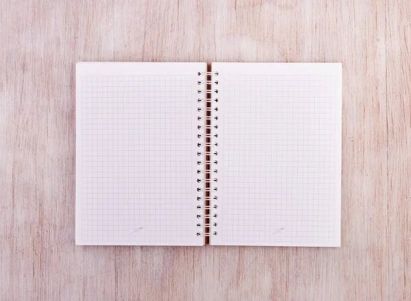 ahşap masa üstünde defter açmak