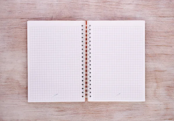 ahşap masa üstünde defter açmak