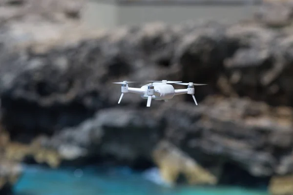 Drone πετώντας πάνω από την ακτή — Φωτογραφία Αρχείου