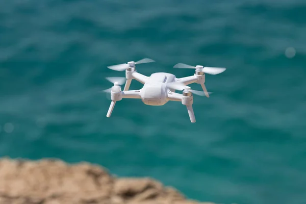 Drönare som flyger över havet — Stockfoto