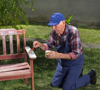 Yaşlı adam boyama tezgah Bahçe