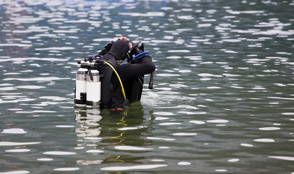 Diver entering water — Stock Photo, Image