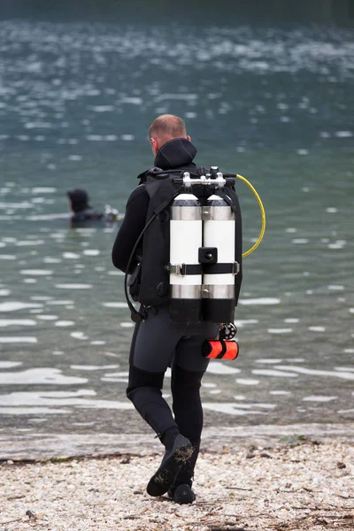 Diver entering water — Stock Photo, Image