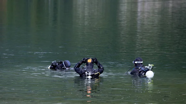 Divers entering water — Stock Photo, Image
