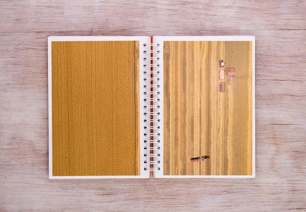 Otevřená kniha s polem sklizeň scéna — Stock fotografie