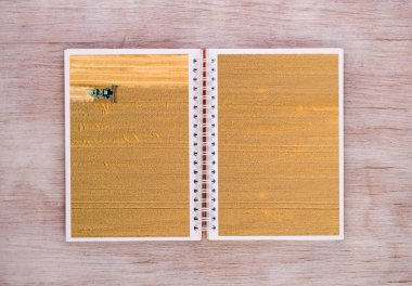 Hasat sahne alanı ile açık kitap