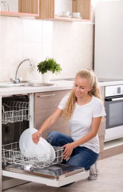 Kadın yükleme bulaşık makinesi
