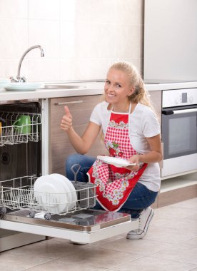 Bulaşık makinesi kadınla