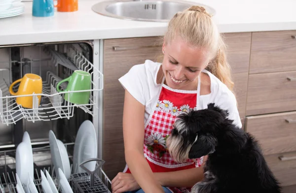 Kız ve köpek yanında açık bulaşık makinesi — Stok fotoğraf