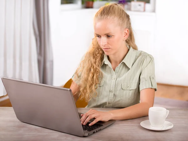 Woman with laptop at desk — Stock Photo, Image