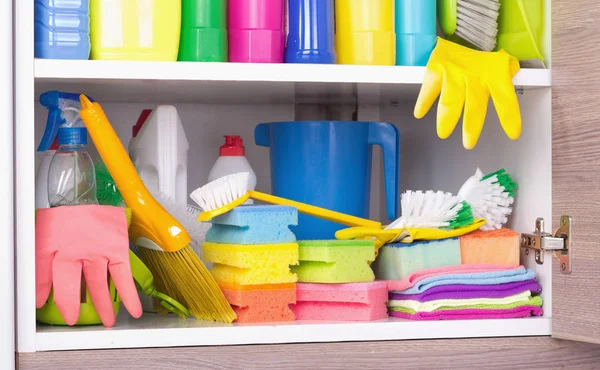 Espaço de armazenamento de produtos de limpeza — Fotografia de Stock