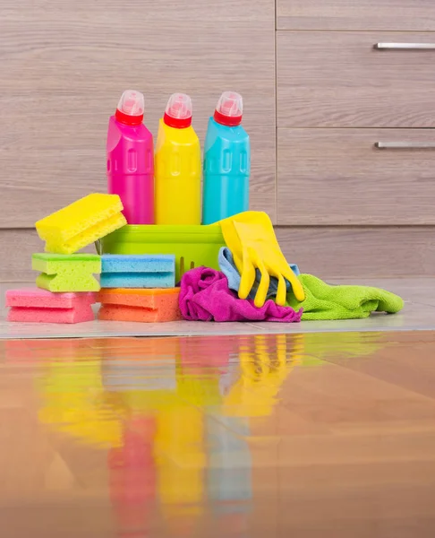 Productos de limpieza en suelo de cocina — Foto de Stock