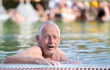 Yaşlı adam havuzda dinlenme