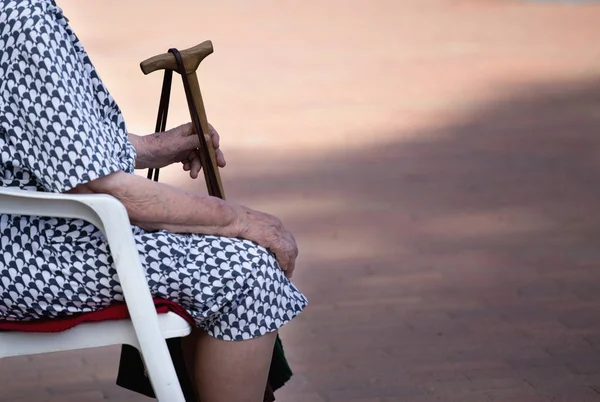 Anciana con palo — Foto de Stock