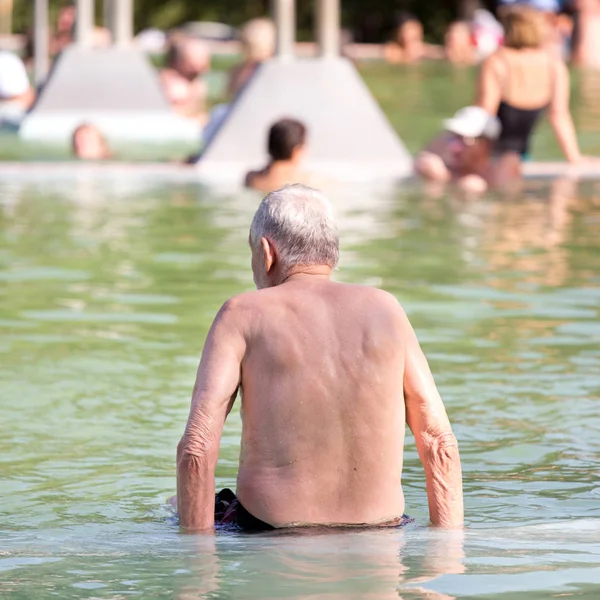 Vieil homme se reposant dans la piscine — Photo