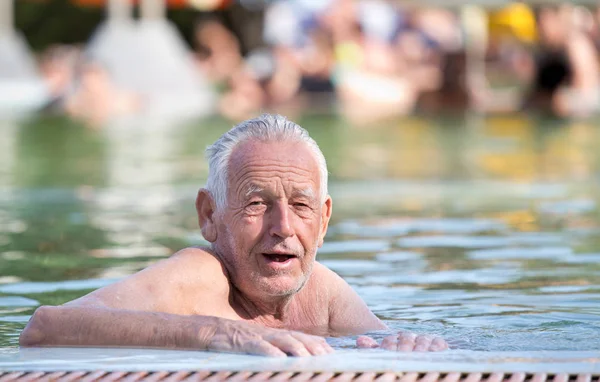 Yaşlı adam havuzda dinlenme