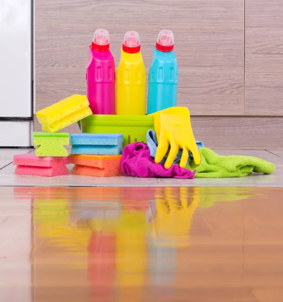 Προϊόντα καθαρισμού στο πάτωμα κουζίνας — Φωτογραφία Αρχείου