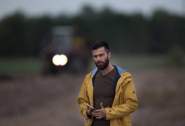 Çiftçi holding tablet ile traktör