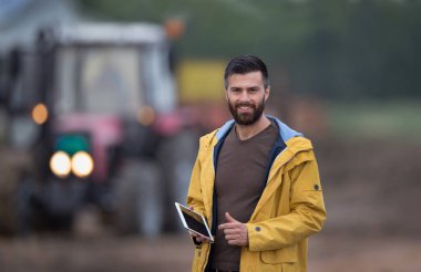 Çiftçi holding tablet ile traktör