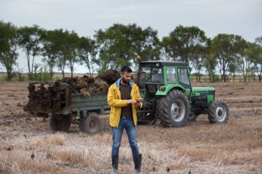 Çiftçi holding tablet ile traktör