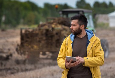 Çiftçi holding tablet ile traktör