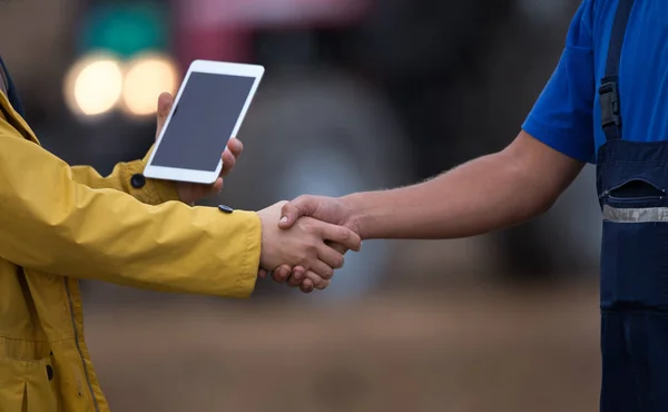 Agricultores dando la mano en el campo —  Fotos de Stock