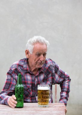 Komuta sizde bira şişesi ve kupa ile