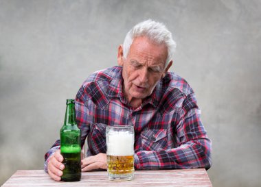 Komuta sizde bira şişesi ve kupa ile