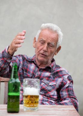 Komuta sizde bira şişesi ve kupa ile