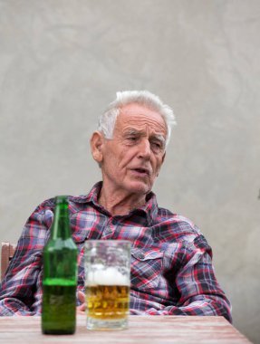 Komuta sizde bira şişesi ve kupa ile