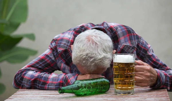 Old drunk man sleeping at table — Stock Photo, Image