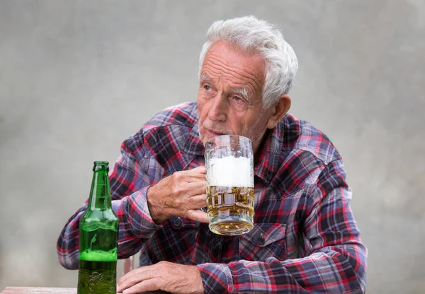 Old man drinking beer — Stock Photo, Image