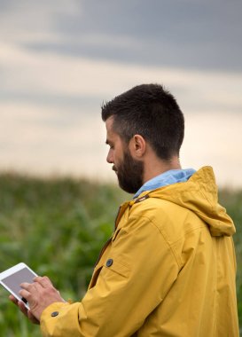 Alandaki tablet ile çiftçi