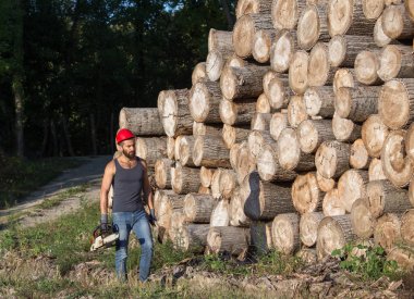Oduncu chainsaw ve mayo yanında balta ile