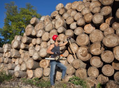 Oduncu chainsaw ve mayo yanında balta ile