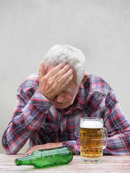 Kıdemli dostum kalıntı ile sarhoş