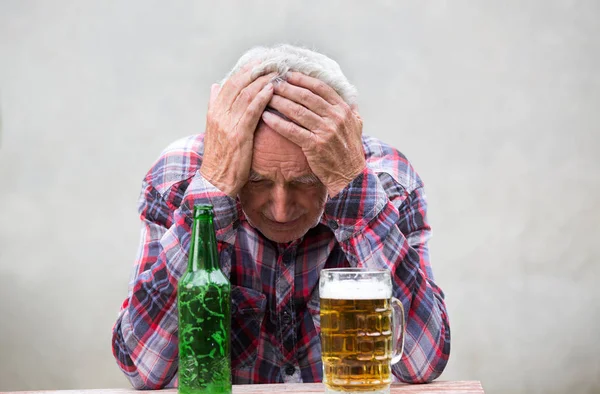 Hombre borracho mayor con resaca — Foto de Stock