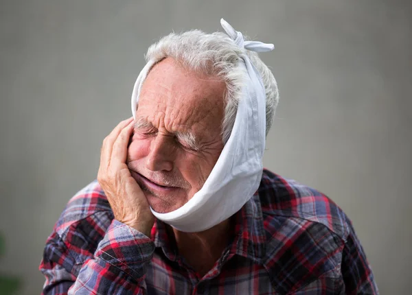 Hombre mayor con dolor de muelas — Foto de Stock