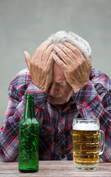 Senior berusad man med baksmälla — Stockfoto