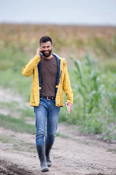 Agricultor caminando en tierras de cultivo —  Fotos de Stock