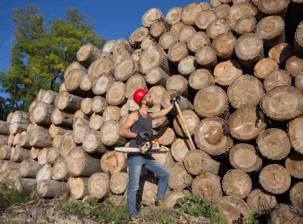 Oduncu chainsaw ve mayo yanında balta ile
