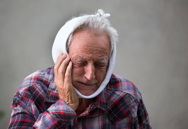 Hombre mayor con dolor de muelas — Foto de Stock