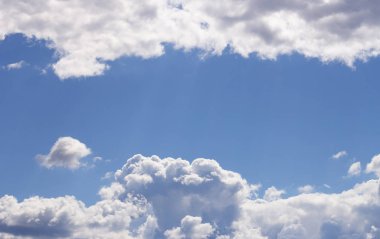 Bulutlu mavi gökyüzü