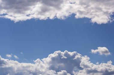 Bulutlu mavi gökyüzü