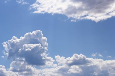 Bulutlu mavi gökyüzü